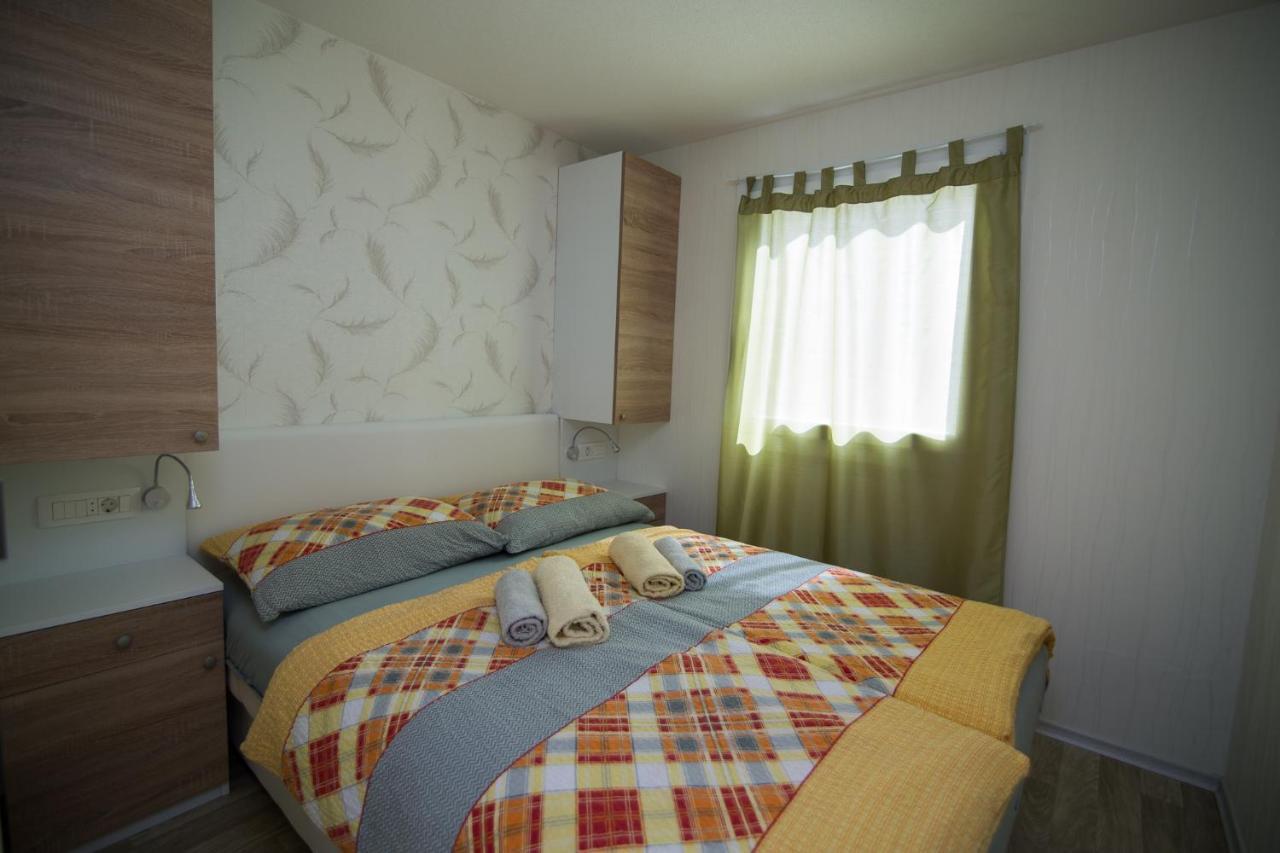 Mobile Homes Pine Tree Dobropoljana Екстериор снимка